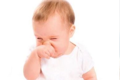 Πως καθαρίζουμε τη μυτούλα και τα αυτάκια του μωρού μας ;