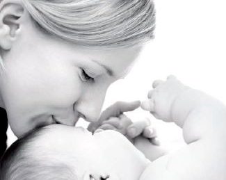 Πως η προσωπική εμπειρία με τη μητέρα μας επηρεάζει τη σχέση μας με το παιδί μας