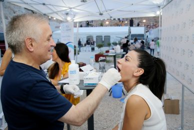 Η ΟΜΑΔΑ ΤΗΣ ΡΕΑ ΓΙΑ ΤΗ ΔΩΡΕΑ ΜΥΕΛΟΥ ΤΩΝ ΟΣΤΩΝ ΣΤΗ ΣΥΝΑΥΛΙΑ ΡΕΜΟΥ & UB40